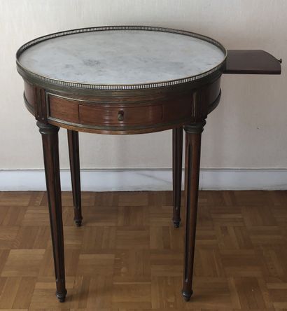 Table bouillotte en acajou et placage d'acajou...