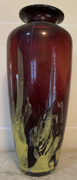 LA ROCHÈRE. Vase en verre rouge nuagé jaune....