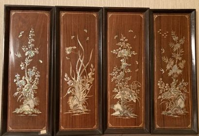 Suite de quatre panneaux en palissandre à...