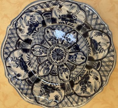 Faïences diverses à décor en camaïeu bleu...