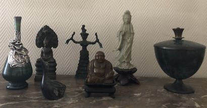 Petits bibelots : statuette de Bouddha assis...