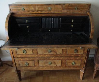 Bureau en bois fruitier et placage de bois...