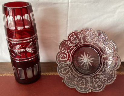 Vase ovoïde en cristal doublé rouge de Bohême,...