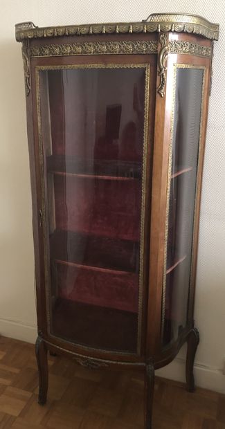 Petite vitrine galbée en acajou et placage...
