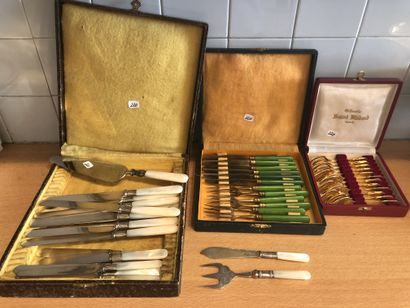Ensemble de couverts dépareillés. : 

- sept...