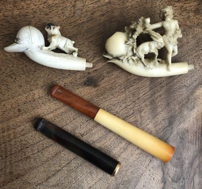 Deux fourneaux de pipe en écume, le premier...
