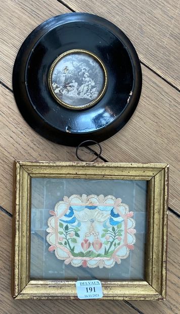 Petite broderie représentant deux cœurs reliés...