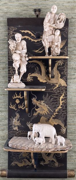 Deux okimonos en ivoire du Japon sculptés...