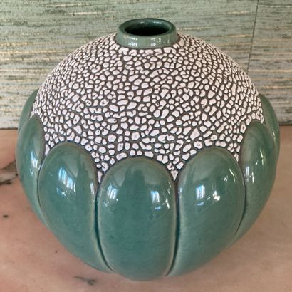 Saint Clément. Vase en faïence de forme boule...