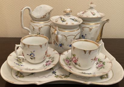 Tête-à-tête en porcelaine. Décor de fleurs,...