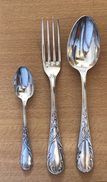 Partie de ménagère de couverts en métal argenté,...