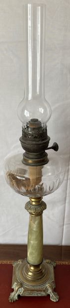 Ancienne lampe à pétrole, le réservoir en...