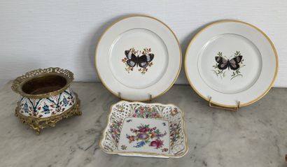 Mannette of trinkets : 

- Delft earthenware...