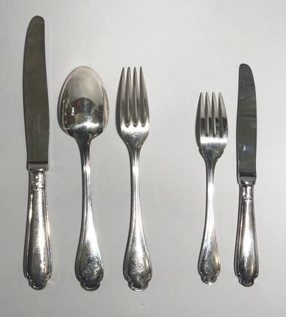Partie de ménagère de couverts en métal argenté...