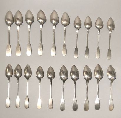 Ensemble de vingt petites cuillers en argent...