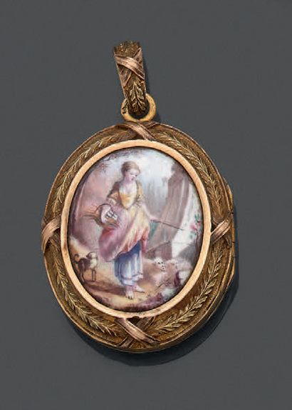 An 18K (750) yellow gold pendant, chased...