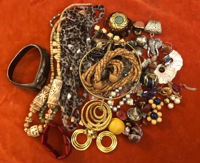 Set of costume jewellery in various materials,...