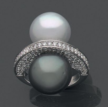 An 18K (750) white gold ring with an arch...