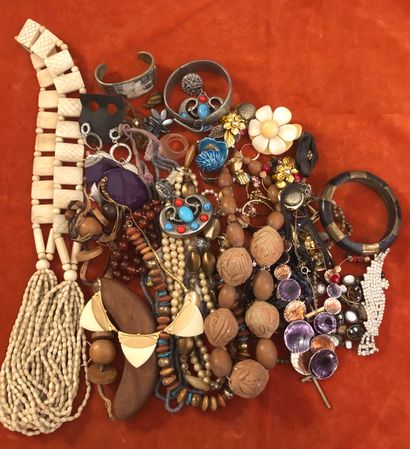 Ensemble de bijoux fantaisie en matières...