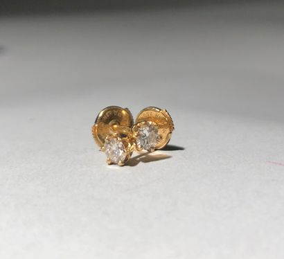Pair of 18K (750) yellow gold ear studs set...