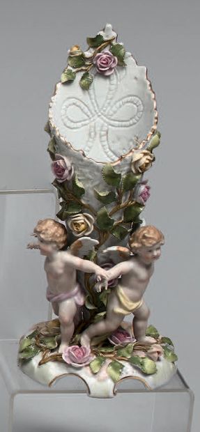 Vase cornet en porcelaine, à décor de rosiers...