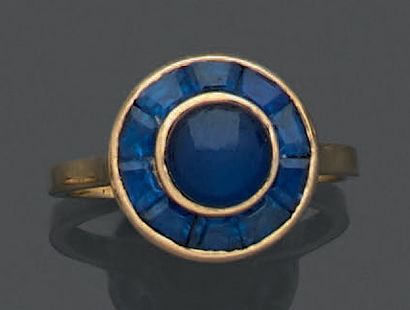 18K (750) yellow gold ring, set with a cabochon...