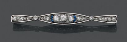Platinum brooch, featuring a bow set with...