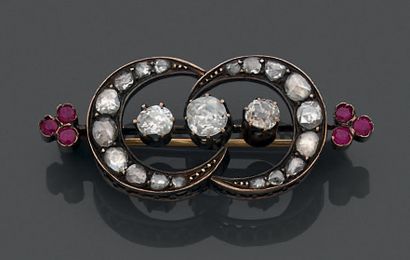 14K (585) yellow gold brooch with two interlaced...
