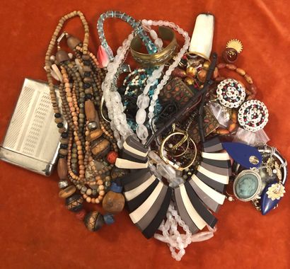 Ensemble de bijoux fantaisie en matières...