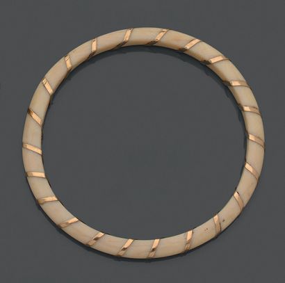 Bracelet in ivory decorated with an 18K (750)...