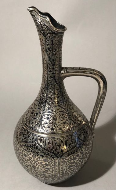 Aiguière en argent (800), à décor niellé...