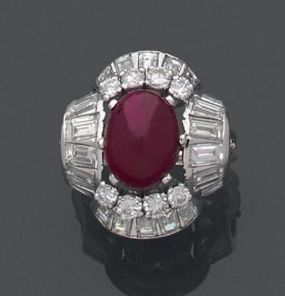 Dome ring in platinum (950), set with a cabochon...