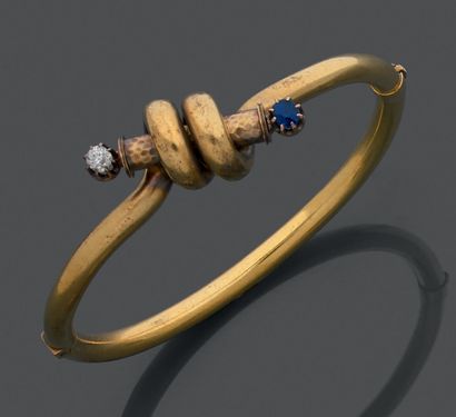 Set in 14 K (585) yellow gold, consisting...