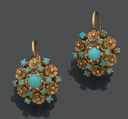 Pair of 18K (750) yellow gold earrings, chased...