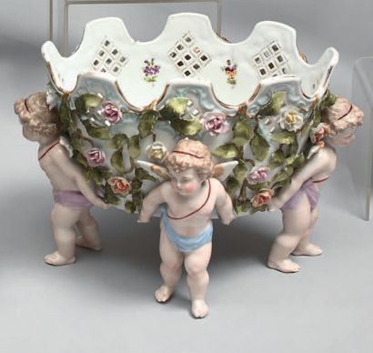 Jardinière en porcelaine, à décor floral...