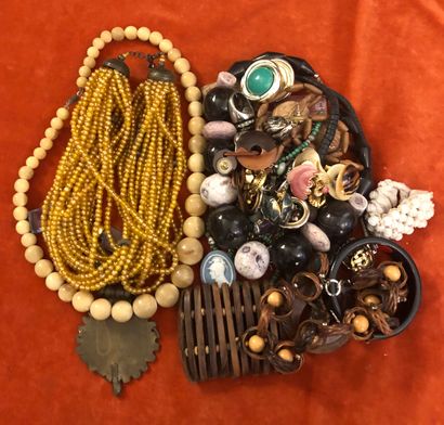 Ensemble de bijoux fantaisie en matières...