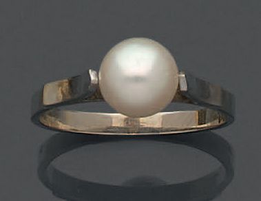 Ring in 18K (750) white gold, with a pearl.
Gross...