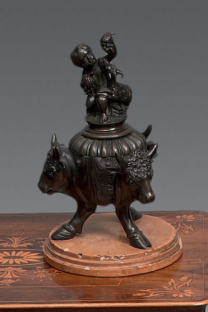 Inkwell in patinated bronze, the lid showing...