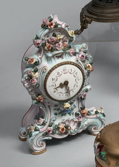 Pendule en porcelaine, à décor floral en...