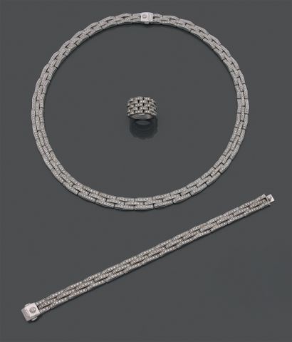 Set in 18K (750) white gold, the links like...
