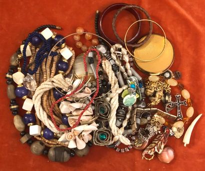 Ensemble de bijoux fantaisie en matières...