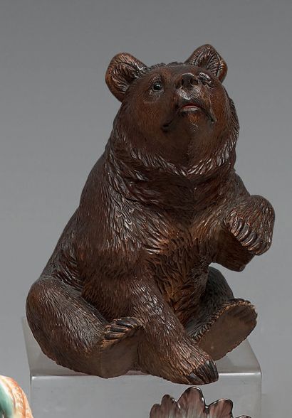 Tobacco pot in carved wood, showing a sitting...