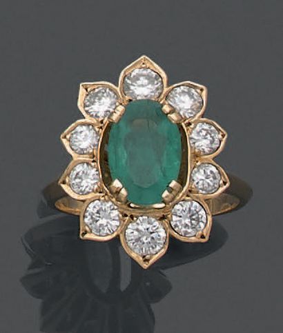 18K (750) yellow gold ring, set with an oval...