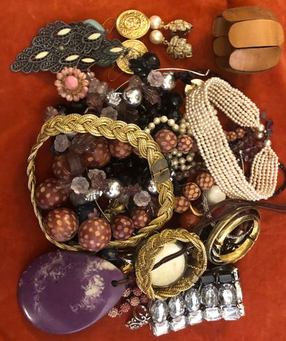 Set of costume jewellery in various materials,...