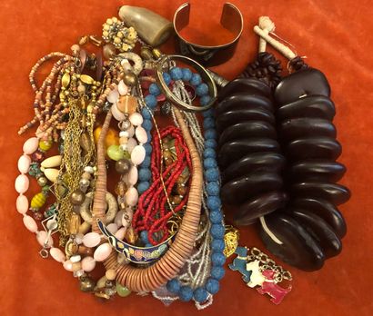 Set of costume jewellery in various materials,...