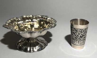 Ensemble en argent russe (800): un gobelet...