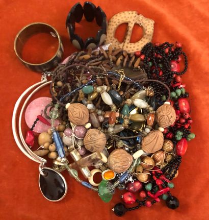 Ensemble de bijoux fantaisie en matières...
