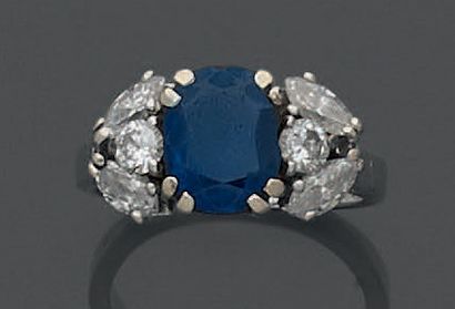 18K (750) white gold ring set with an oval...