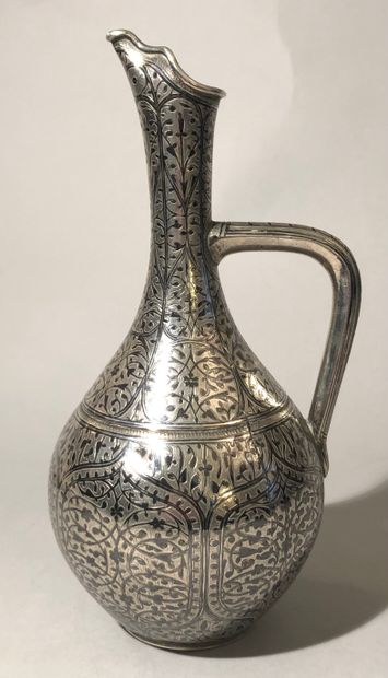 Aiguière en argent (800), à décor niellé...