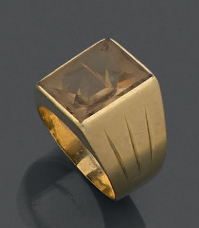 18K (750) yellow gold signet ring with an...